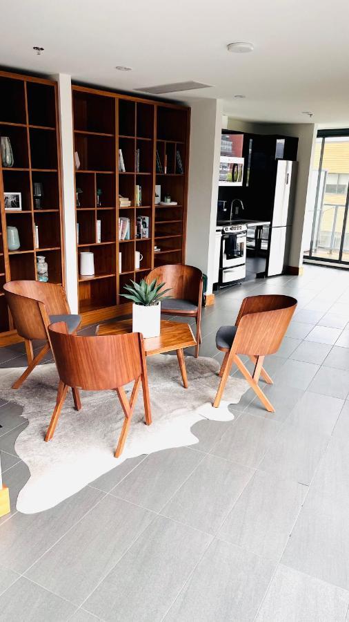Luxury Downtown Sunset Getaway: Urban Oasis with Kitchen & Gym Apartment Calgary Exterior photo
