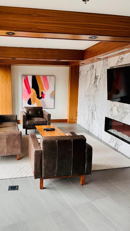 Luxury Downtown Sunset Getaway: Urban Oasis with Kitchen & Gym Apartment Calgary Exterior photo